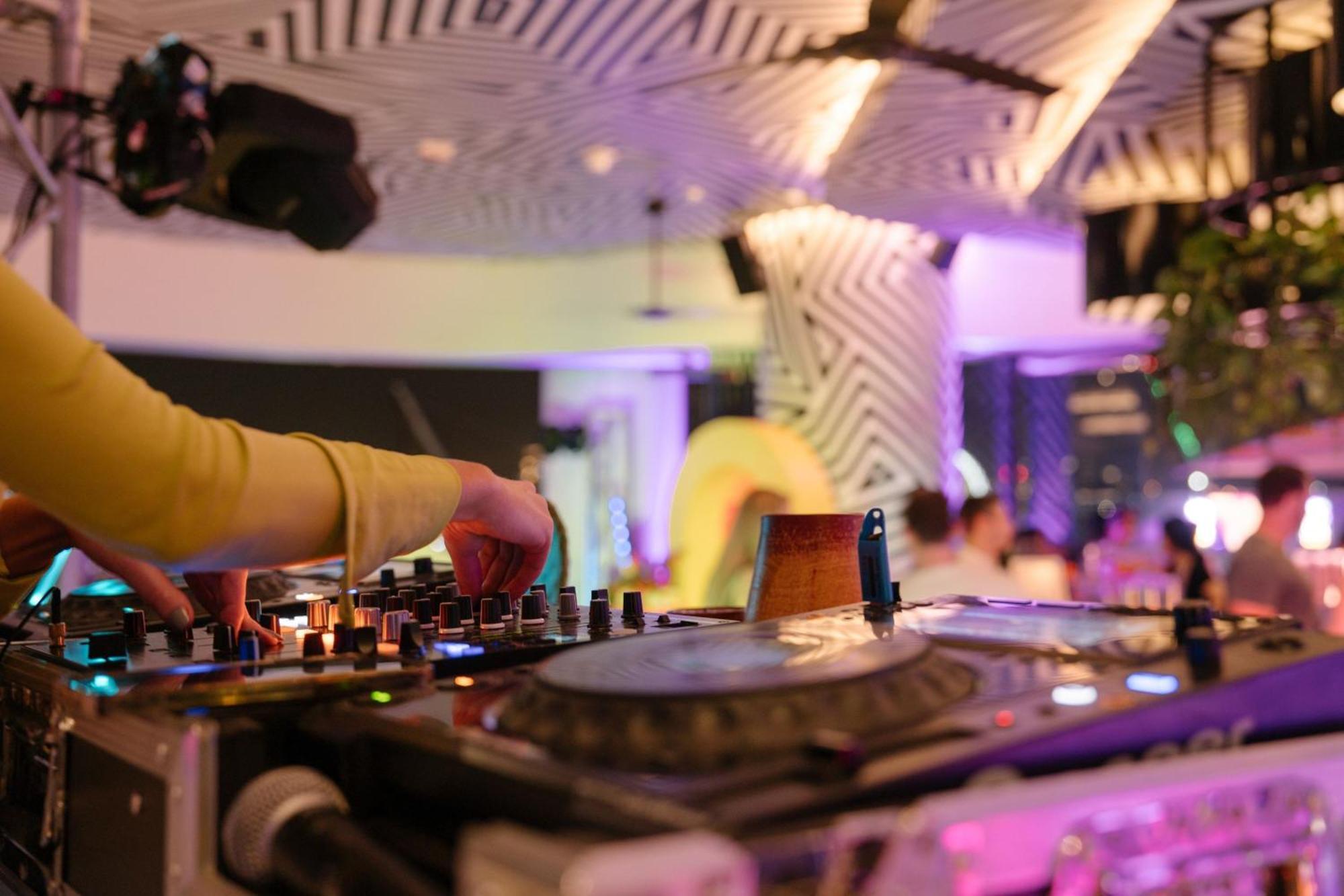 Hotel W Brisbane Extérieur photo DJ at work